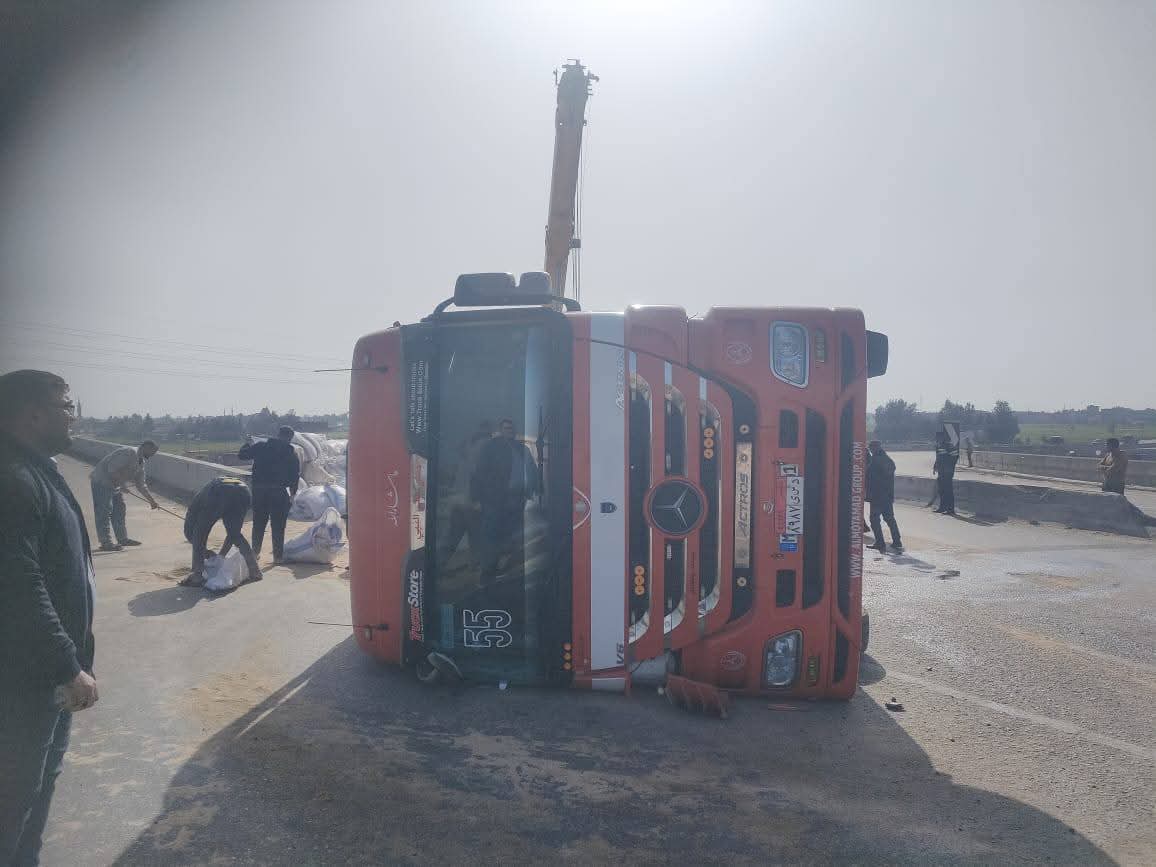 محافظ الدقهلية يوجه برفع تريلا  إنقلبت من أعلى كوبري طريق السنبلاوين الجديد وإعادة الحركة المرورية.