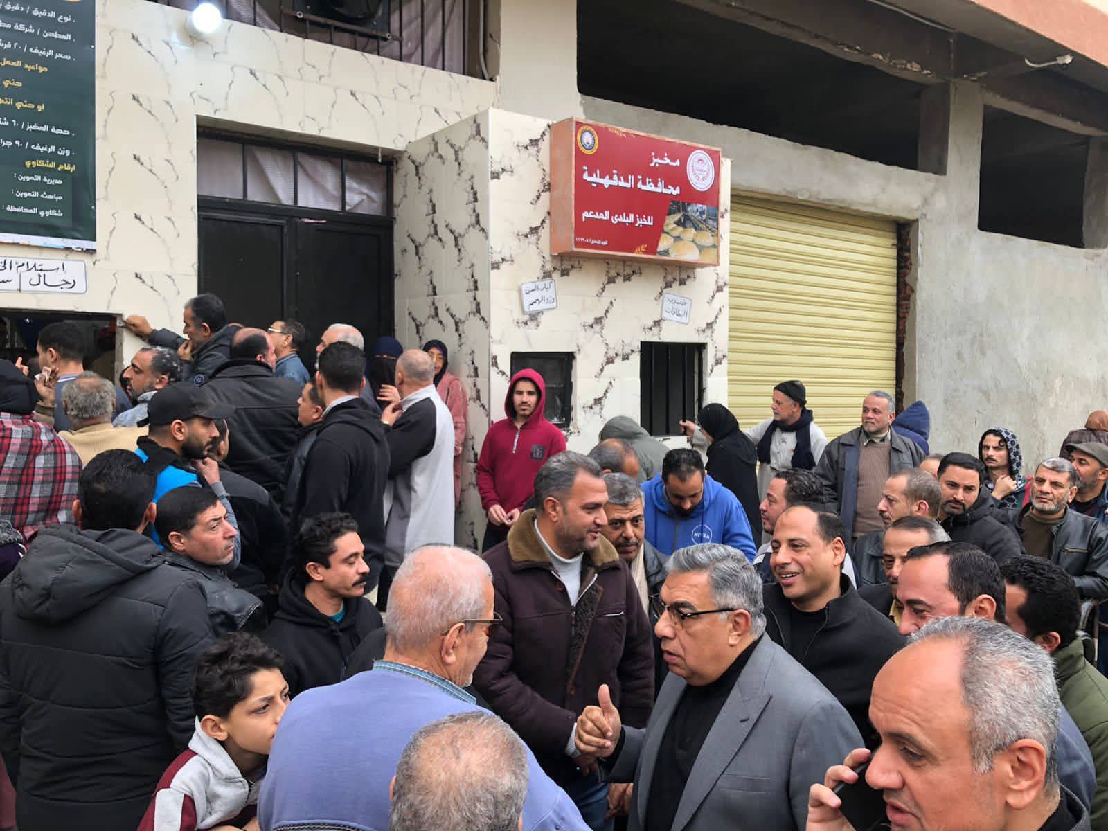 محافظ الدقهلية يتفقد إنتظام العمل بمخبز المحافظة الكبير بالمنصورة