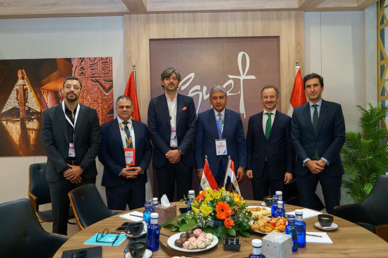 وزير السياحة يبحث مع  منظمي الرحلات الإسبان سبل دفع الحركة السياحية إلى مصر 