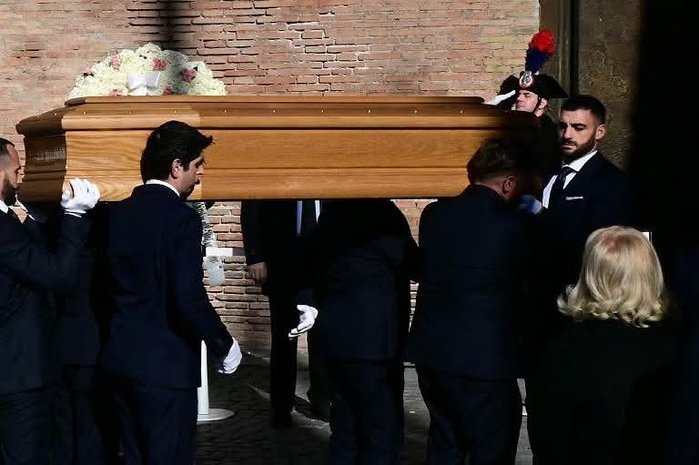 إيطاليا تودع أيقونة الأزياء العالمى "فالنتينو جارافانى" فى جنازة مهيبة بروما