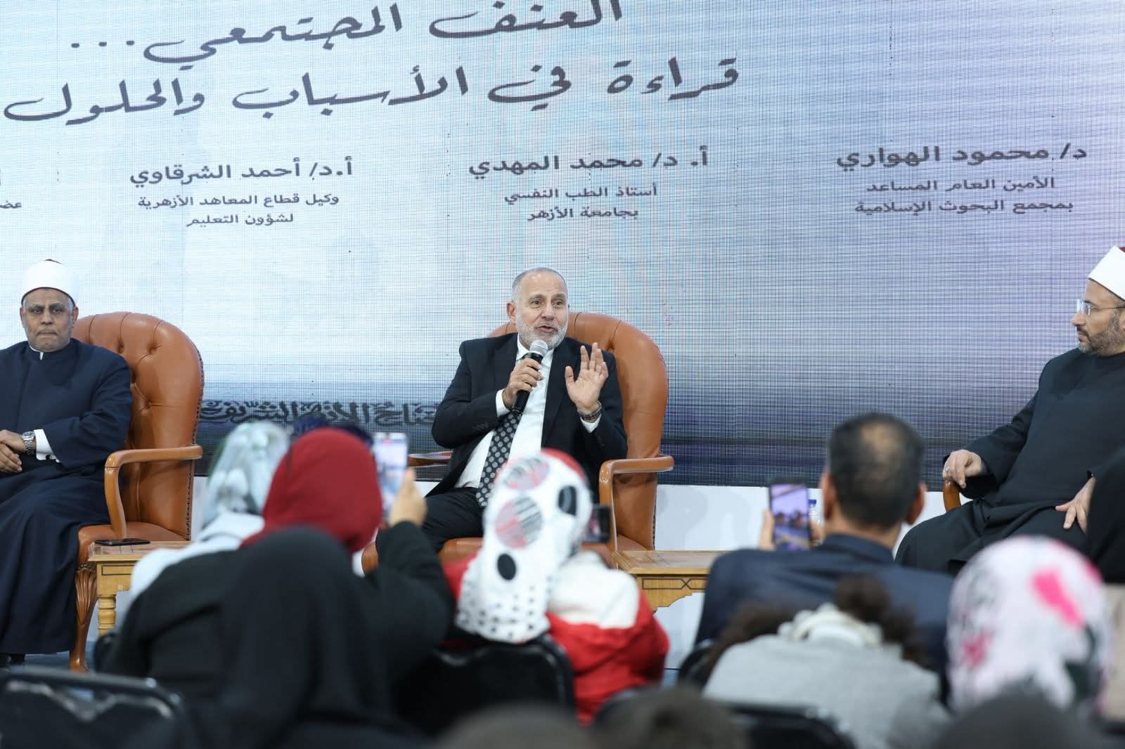 العنف يهدد المجتمع… والدراما وسوء القدوة والمخدرات تغذيه.. ندوة بجناح الأزهر فى معرض الكتاب