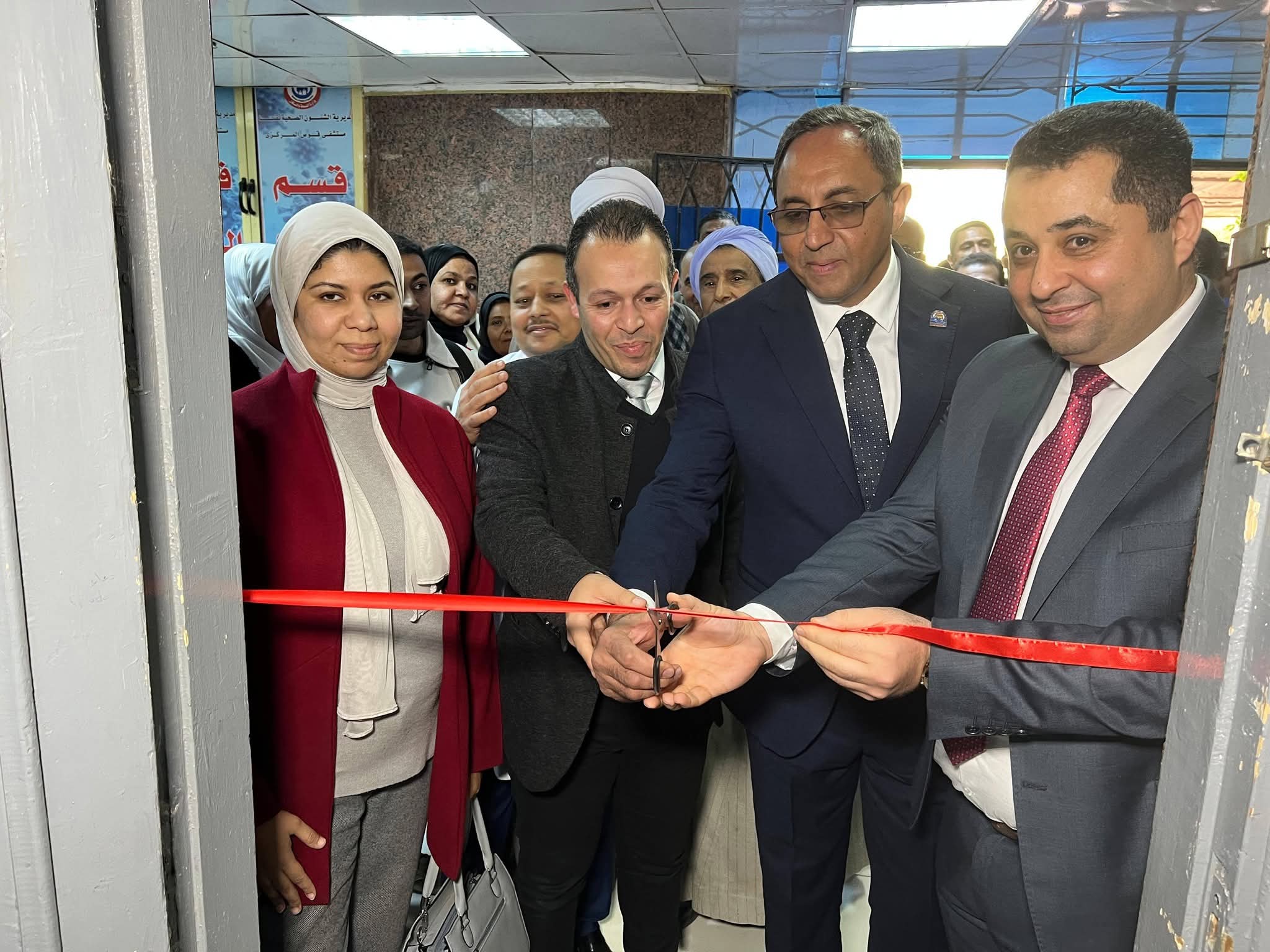 محافظ قنا يفتتح أول مكتب لخدمة عملاء التأمين الصحي بمستشفى قوص المركزي