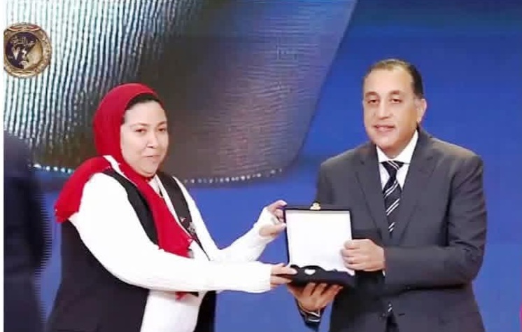 محافظ بني سويف يهنئ "هند أحمد" لفوزها بالمركز الثاني كأفضل موظفة ضمن جوائز التميز الحكومي