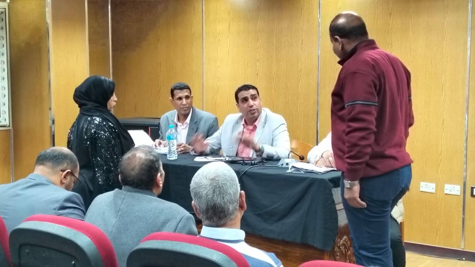 نائب محافظ الأقصر يبحث 34 شكوى خلال لقاء اليوم المفتوح مع المواطنين 