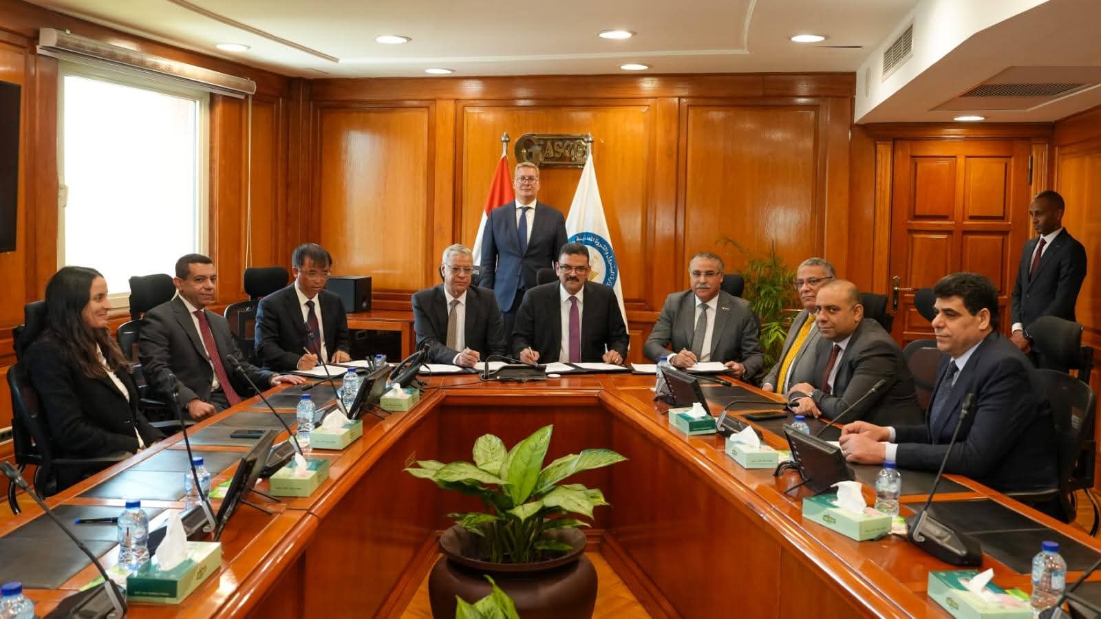 وزير البترول يشهد توقيع مذكرة تفاهم مع "شينج فا" الصينية للاستثمار في الخامات التعدينية