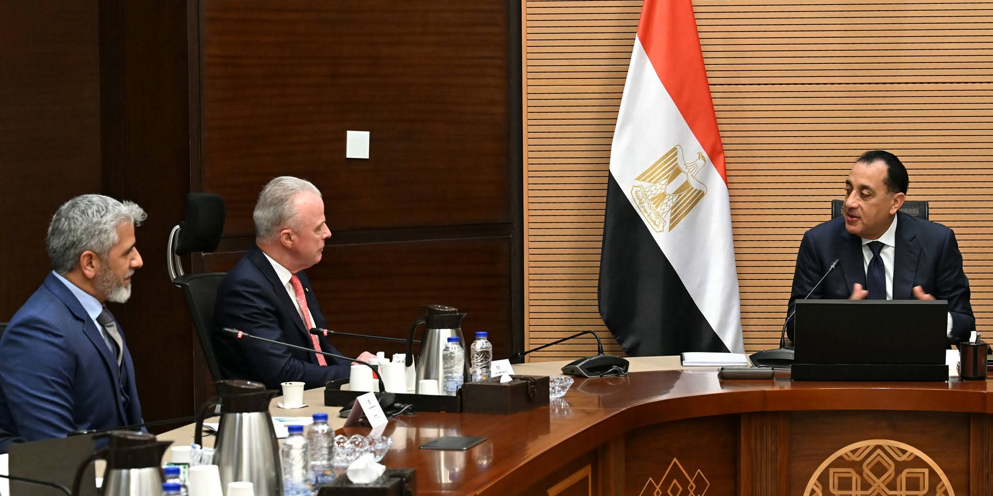 رئيس الوزراء يبحث مع رئيس شركة "بوينج" الأمريكية تعزيز وتطوير الشراكة القائمة