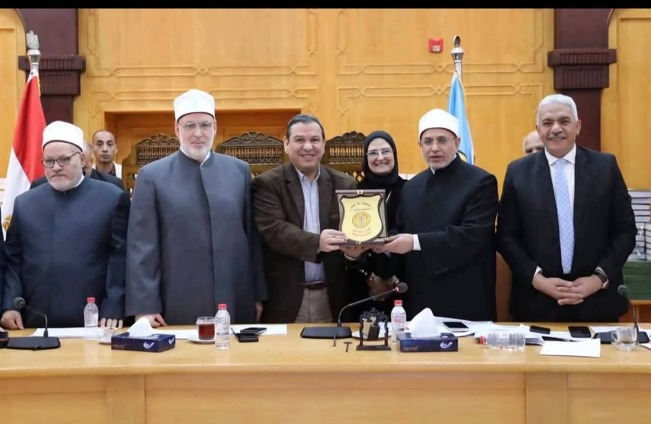 تكريم دكتور الإنسانية الأستاذ الدكتور إيهاب الفخرانى لجهوده فى دعم المنظومة الطبية بمستشفى الزهراء الجامعى 