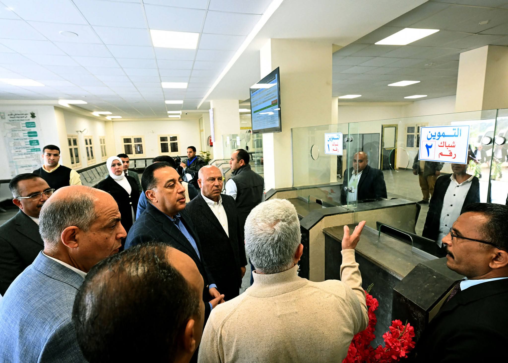 رئيس الوزراء يتفقد سير العمل والخدمات المقدمة للمواطنين بالمركز التكنولوجي بقرية "تونا الجبل" بالمنيا