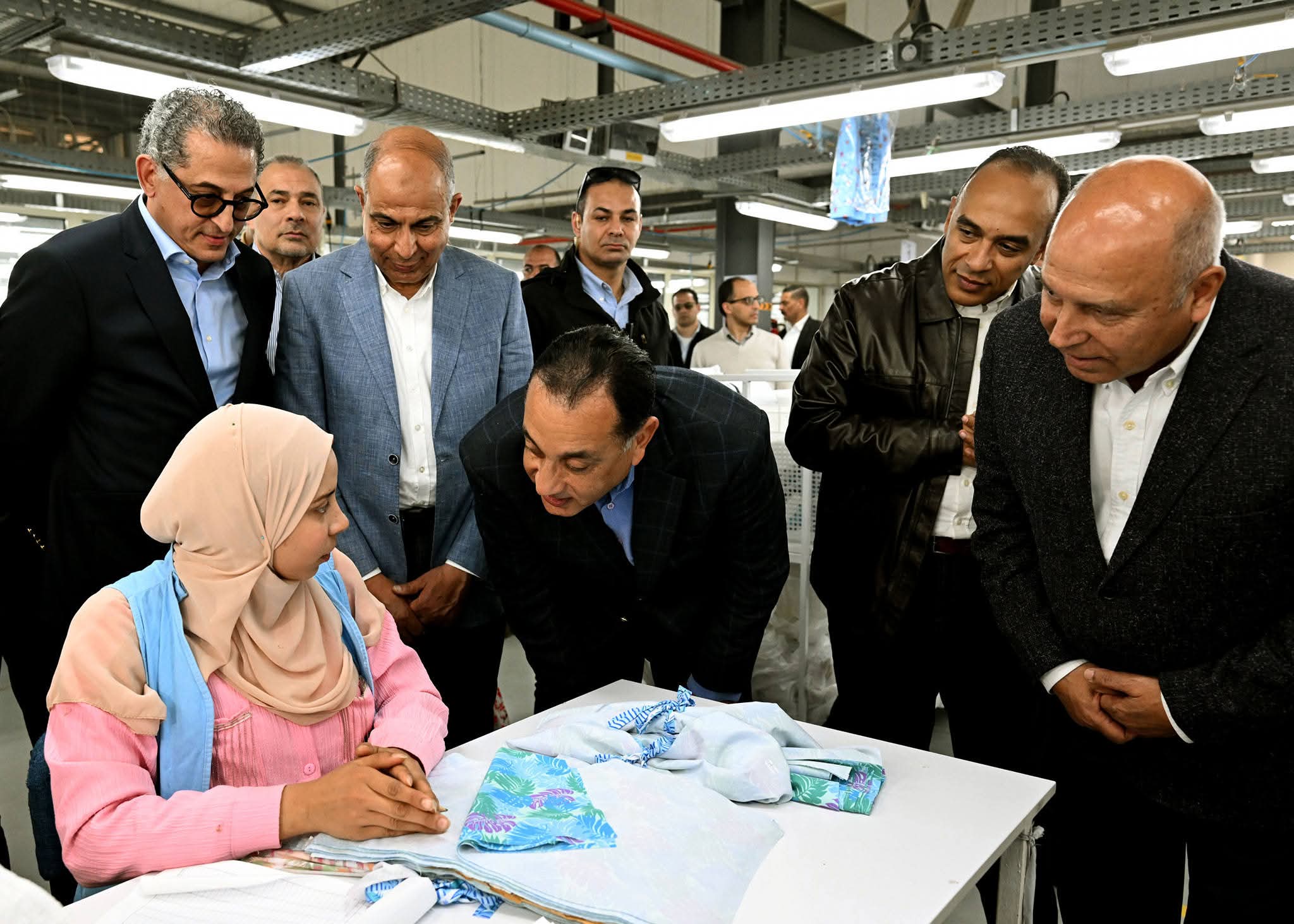 رئيس الوزراء يتفقد مصنع "الجيزة للملابس الجاهزة" بالمنيا 