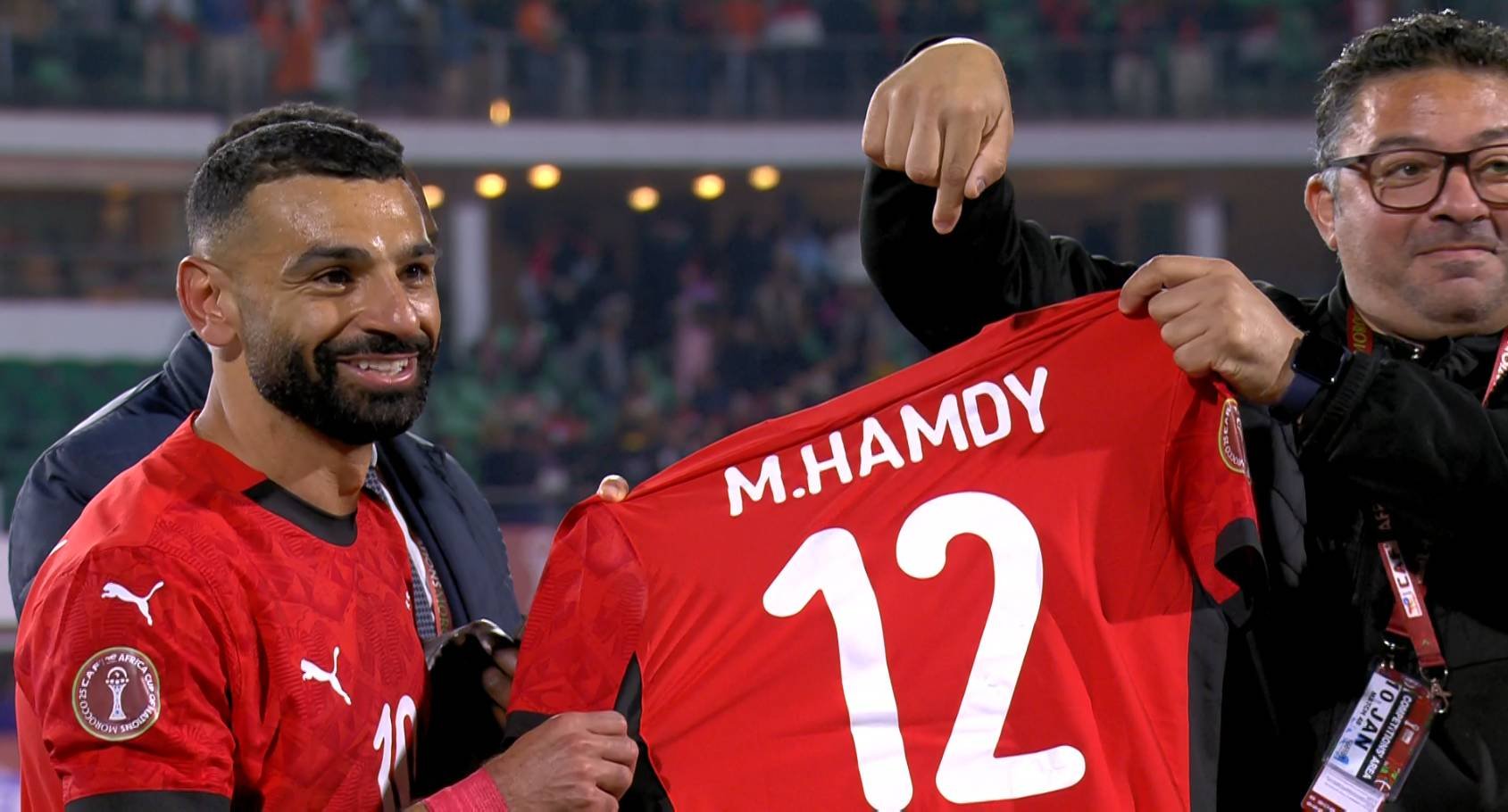محمد صلاح ولاعبو المنتخب يدعمون محمد حمدى.. برفع التيشيرت رقم 12