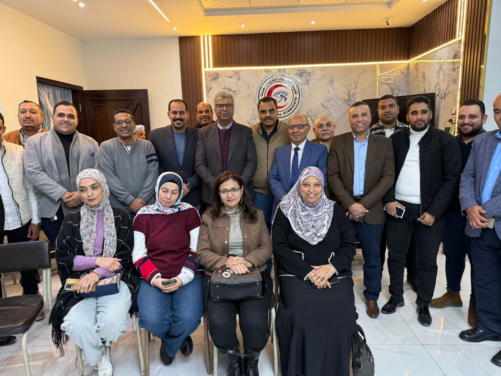 اجتماع تنسيقي بين نقابة الأطباء بقنا وإدارة العلاج الحر لتعزيز العمل المشترك