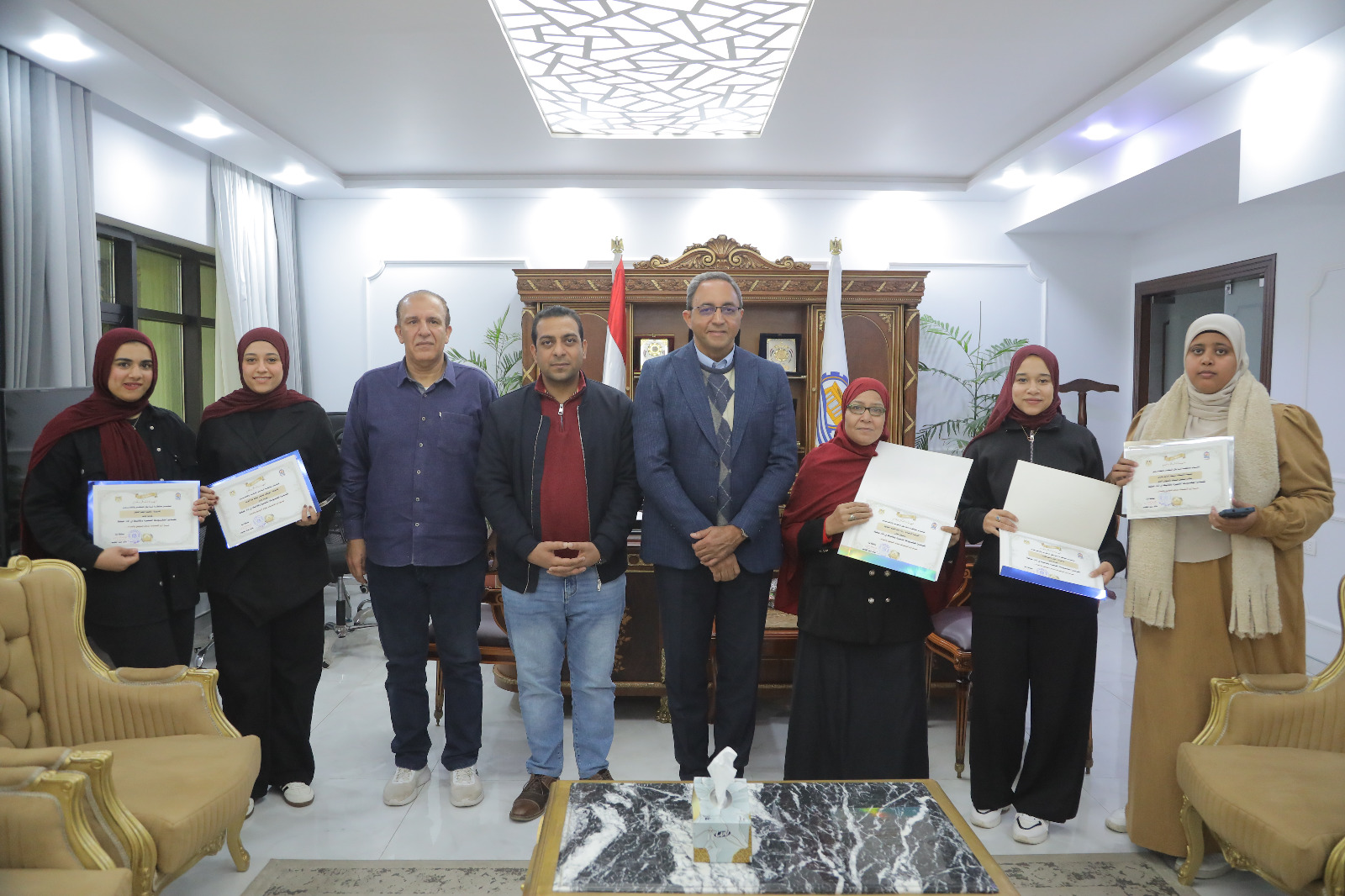 محافظ قنا يكرم فريق منظومة الشكاوى بعد تحقيق استجابة كاملة بنسبة 100%
