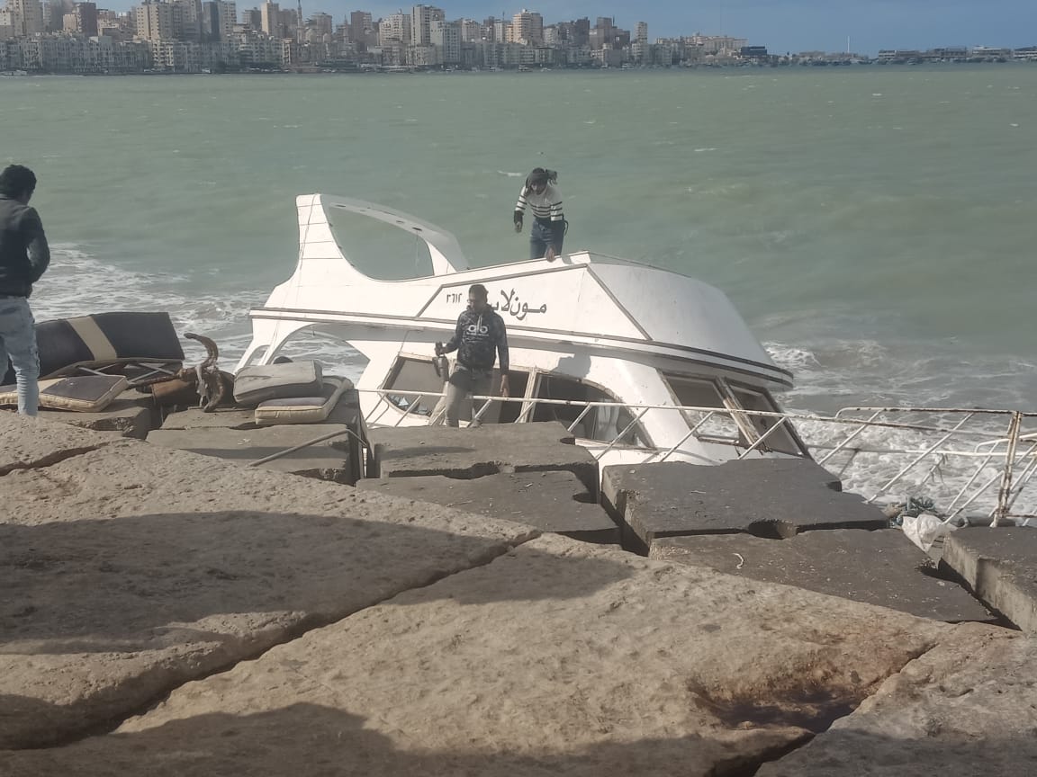 جنوح مركب على صخور محطة الرمل الإسكندرية بسبب نوة الفيضة الكبرى 