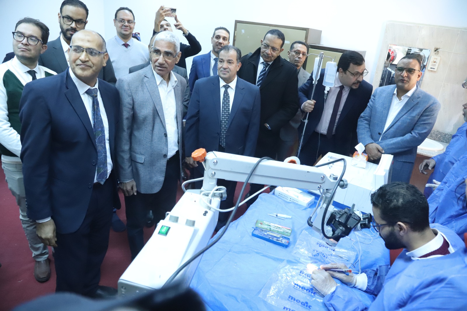 رئيس جامعة قنا يفتتح قسم طب وجراحة العيون الجديد بالمستشفى الجامعي