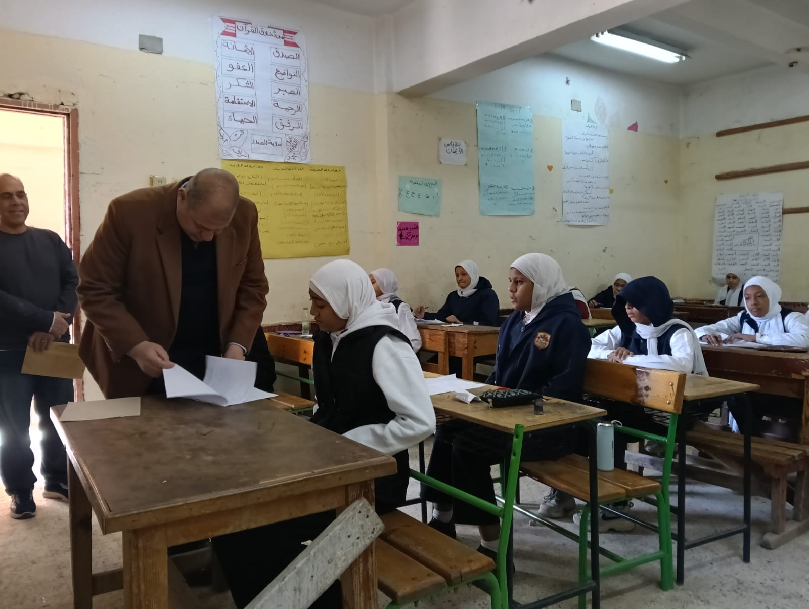 وكيل تعليم قنا يتابع لجان الإعدادية ويشدد على الانضباط ومنع الغش