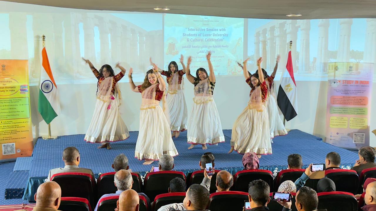 رئيس جامعة الأقصر تشارك في فعاليات اليوم الثقافي الهندي بمكتبة مصر العامة
