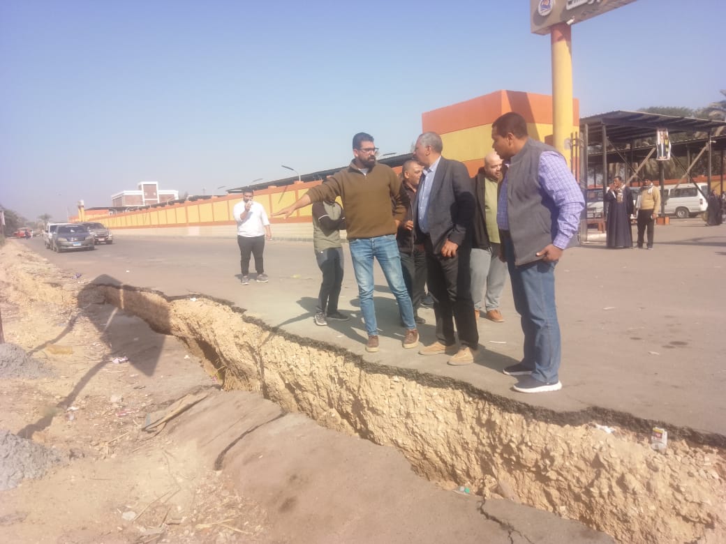 محافظ قنا يوجه بسرعة إصلاح هبوط بطريق مجمع المواقف بأبوتشت ووضع كردون لحماية المواطنين