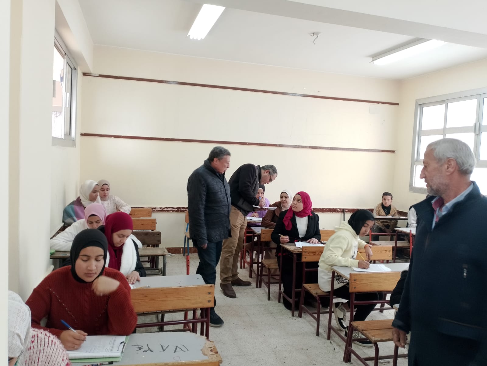 مدير تعليم البحيرة يتفقد إنتظام إمتحانات الشهادة الإعدادية بمركزى دمنهور وشبراخيت 