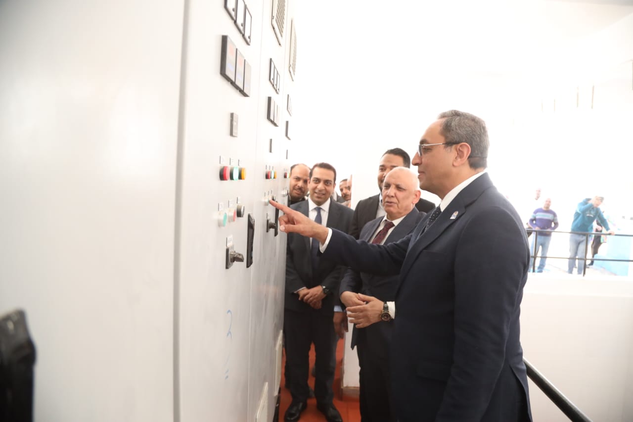 بتكلفة 35 مليون جنيهًا.. محافظ قنا يفتتح بوستر رفع مياه "مدينة الزهور" لخدمة 25 ألف نسمة