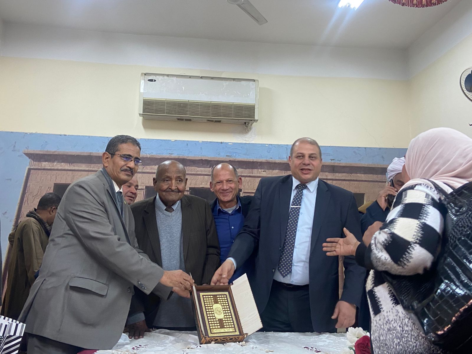 تعليم قنا يكرم هاني عنتر بعد تكليفه وكيلاً للوزارة بمحافظة المنوفية