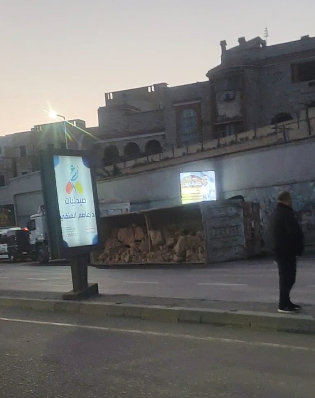 شلل مروري جزئي بطريق كورنيش الإسكندرية إثر سقوط حمولة سيارة نقل بمنطقة جليم