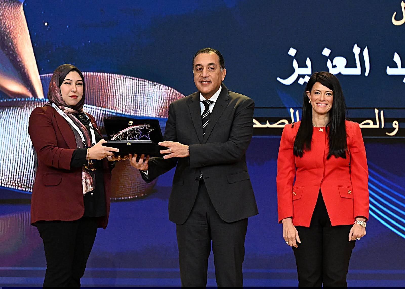 نسمة الحصاوى بنت البحيرة أفضل موظف حكومى على مستوى الجمهورية