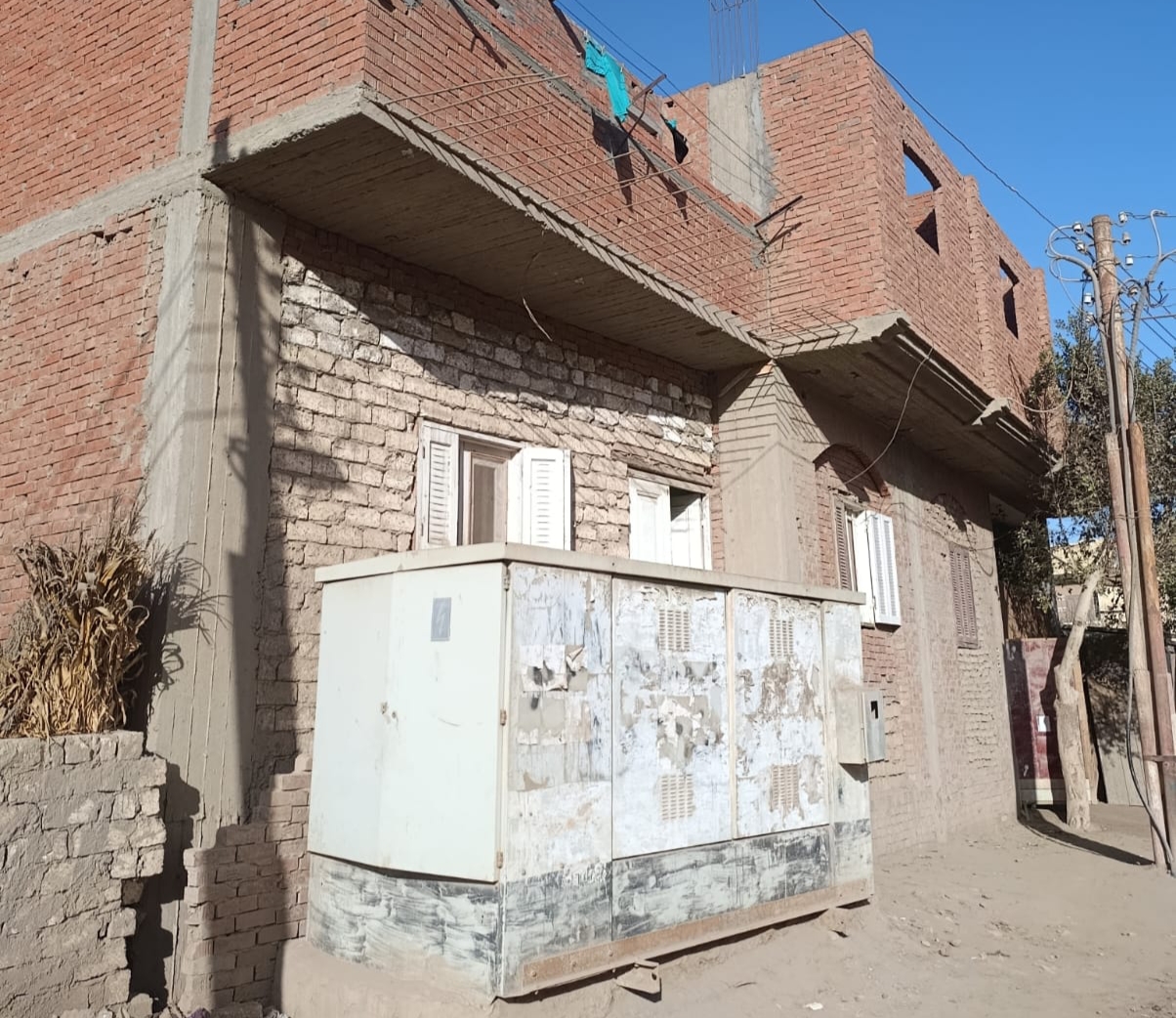 الخطر يجاور المنازل.. محول كهرباء ينذر بكارثة في قرية دمشلي بالبحيرة