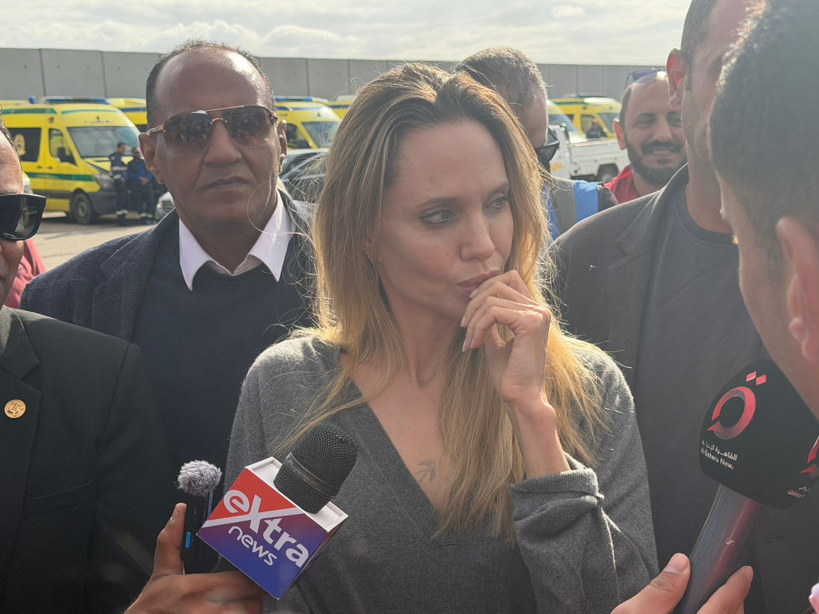 أنجلينا جولي في معبر رفح.. تفاصيل زيارة النجمة العالمية لتفقد مساعدات غزة ومصابي العريش
