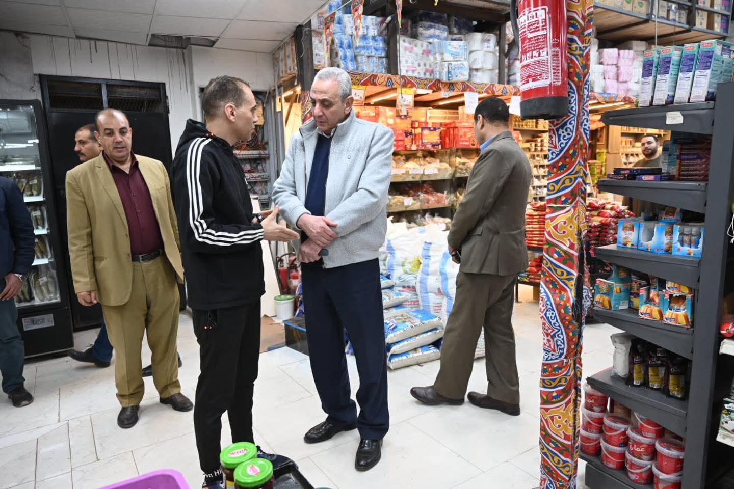 محافظ الغربية يلتقى المواطنين داخل الأسواق والسوبر ماركت..استمع إلى آرائهم حول الأسعار وتوافر السلع