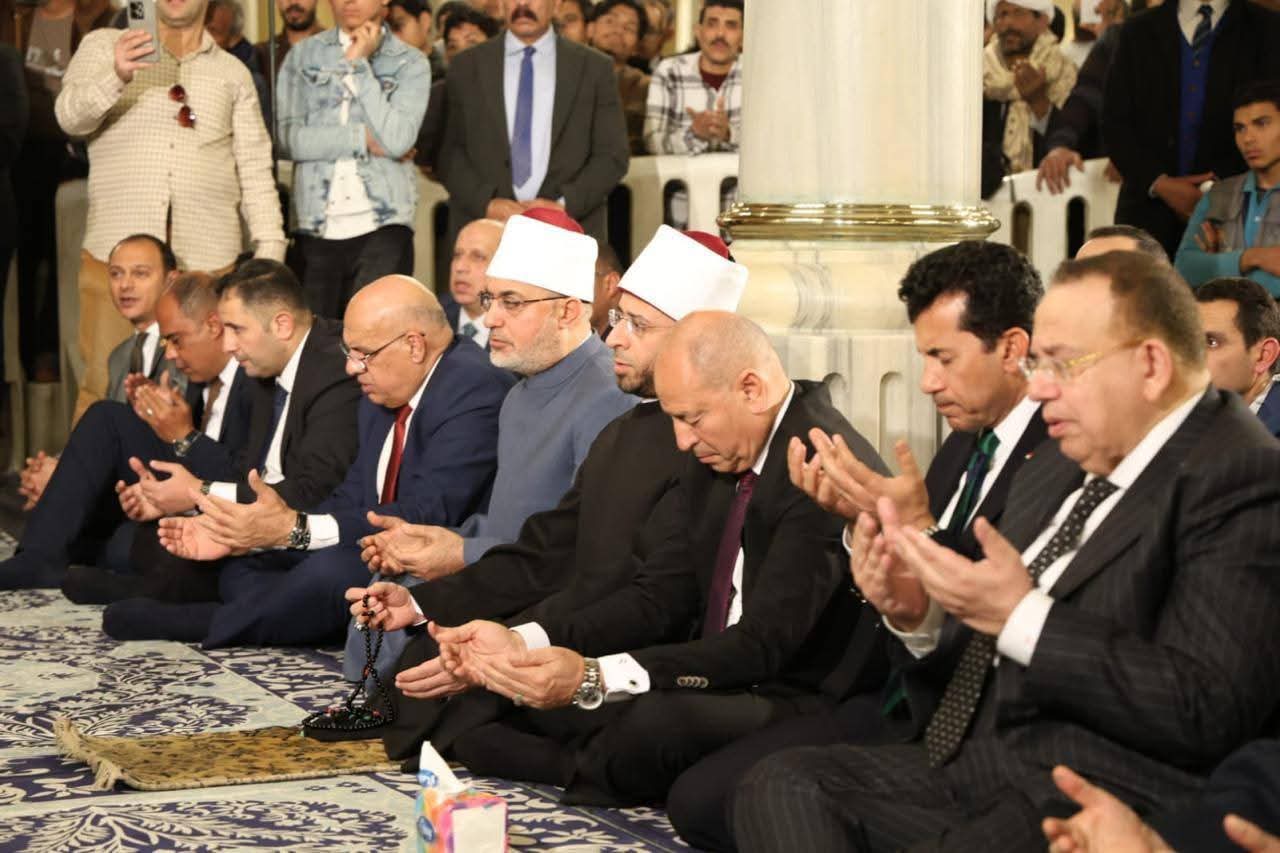 قيادات دينية وتنفيذية وتشريعية تشارك في إحياء ليلة النصف بمسجد سيدنا الإمام الحسين