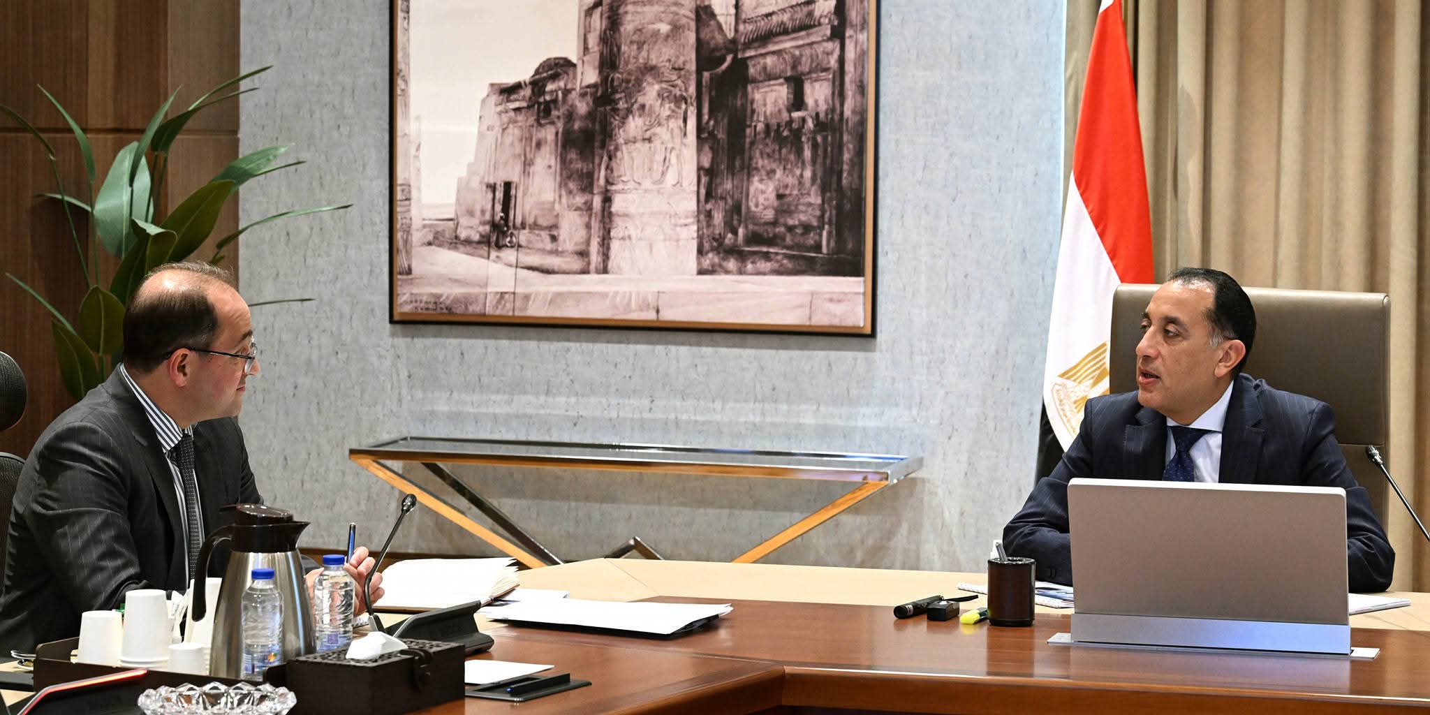 رئيس الوزراء يُتابع مع وزير المالية عدداً من ملفات العمل 