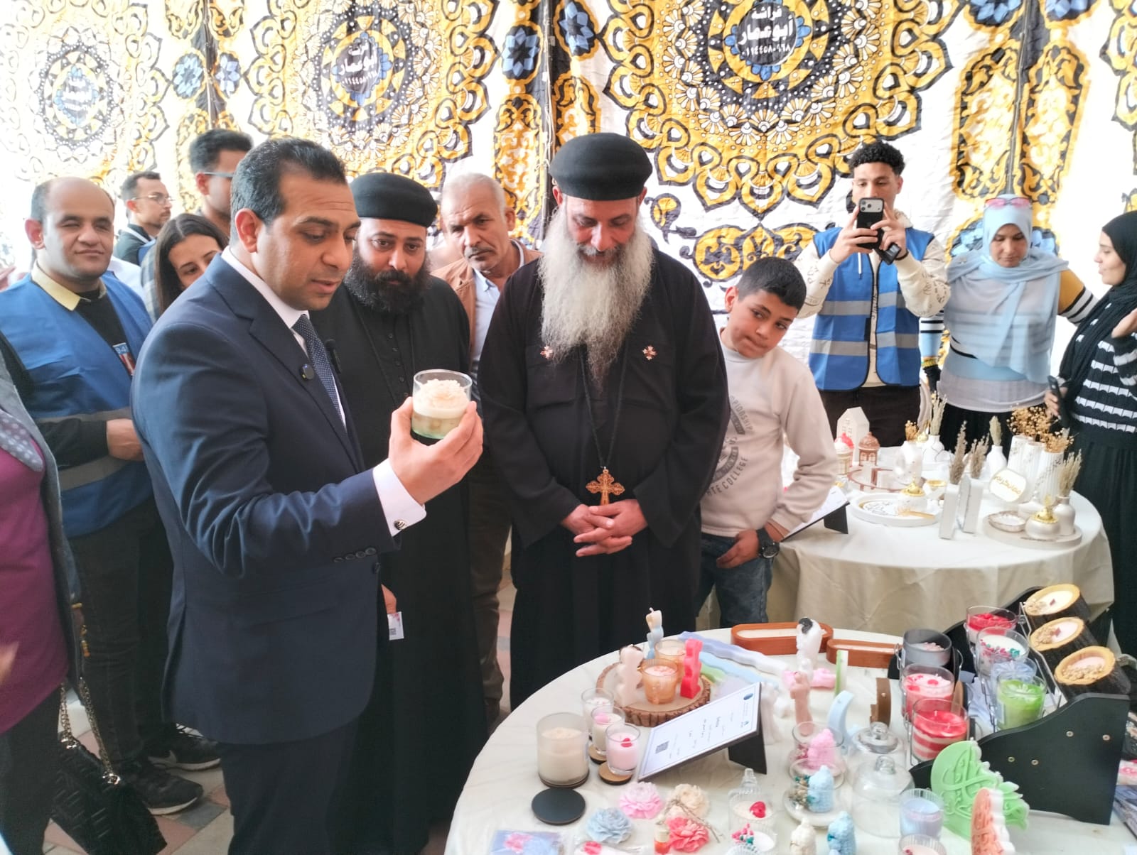 نائب محافظ قنا يتفقد معرض "بمشروعك تبني حياة" بقوص لدعم الحرف اليدوية